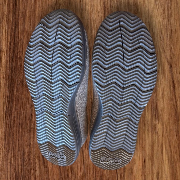 Size 6 Extra Wide Propet Felt Flats - Like New! - Picture 2 of 4